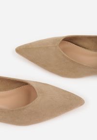 Born2be - Ciemnobeżowe Balerinki z Imitacji Zamszu z Noskiem w Szpic Egynome. Okazja: na co dzień, na spotkanie biznesowe, do pracy. Kolor: zielony. Materiał: zamsz. Styl: casual, biznesowy, elegancki #4