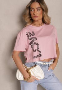 Renee - Różowy T-shirt z Bawełny o Krótkim Kroju Ozdobiony Napisem Sannovia. Okazja: na co dzień. Kolor: różowy. Materiał: bawełna. Długość: krótkie. Wzór: napisy, aplikacja. Styl: klasyczny, casual