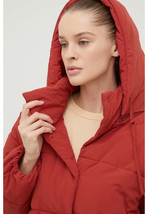 outhorn - Outhorn kurtka damska kolor czerwony zimowa oversize. Kolor: czerwony. Materiał: materiał. Sezon: zima