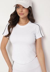 Born2be - Biały Komplet Sportowy T-shirt i Szorty z Ozdobnym Lampasem Zorettia. Kolor: biały. Materiał: jeans