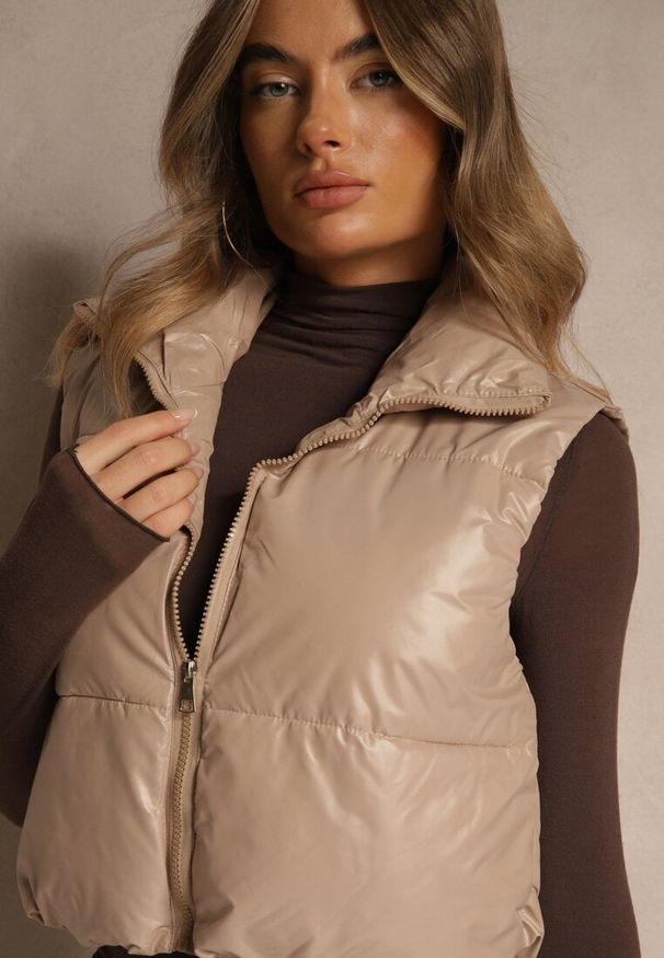 Renee - Beżowa Krótka Pikowana Kamizelka Katiella. Kolor: beżowy. Długość: krótkie