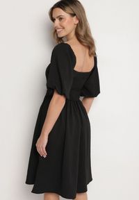 Born2be - Czarna Sukienka o Rozkloszowanym Kroju z Bufiastymi Rękawami Maradora. Okazja: na co dzień. Typ kołnierza: dekolt kwadratowy. Kolor: czarny. Styl: casual #6