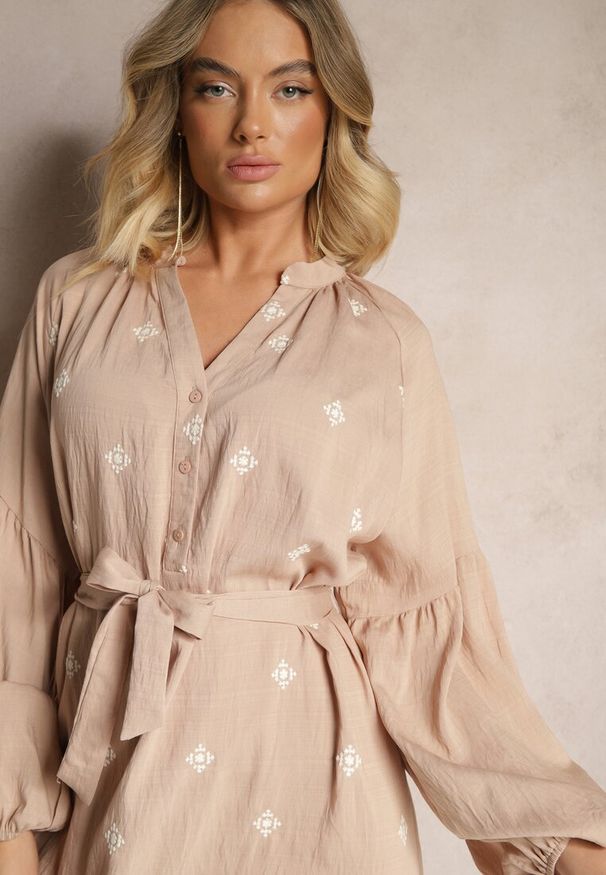 Renee - Beżowa Sukienka z Wiskozy Oversize Ozdobiona Haftem Venalari. Okazja: na spacer, na co dzień. Kolor: beżowy. Materiał: wiskoza. Wzór: haft, aplikacja. Sezon: lato, wiosna. Typ sukienki: oversize. Styl: elegancki, casual, klasyczny