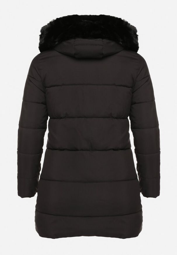 Born2be - Czarna Kurtka Pikowana o Prostym Kroju z Kapturem z Odpinanym Futrem Elrinnisa. Okazja: na co dzień. Typ kołnierza: kaptur. Kolekcja: plus size. Kolor: czarny. Długość: długie. Wzór: aplikacja. Materiał: futro. Długość rękawa: długi rękaw. Styl: elegancki, casual