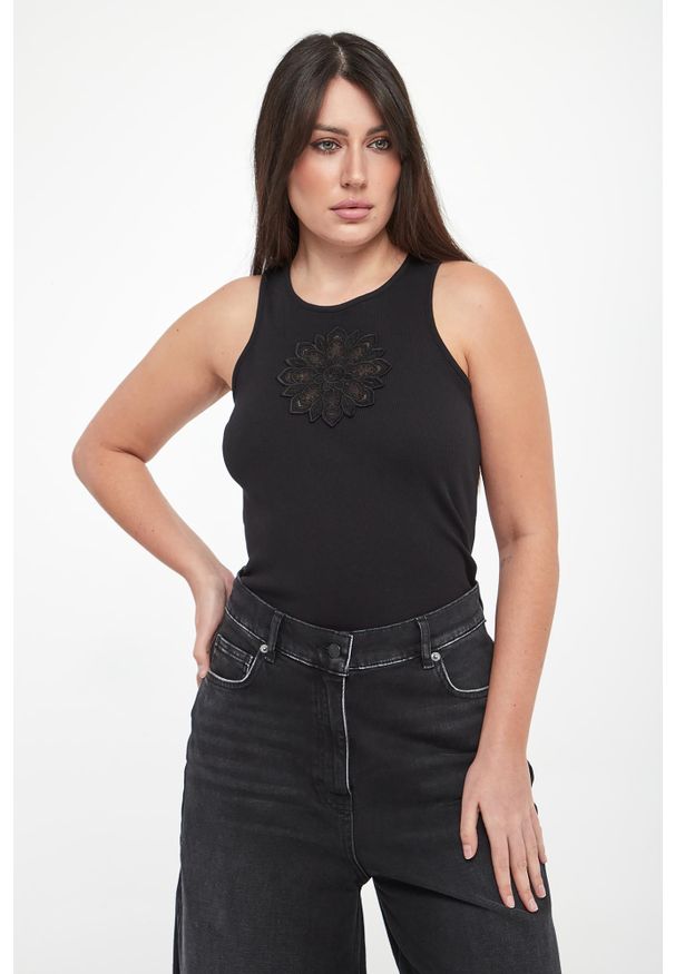 Twinset Milano - Top damski prążkowany z haftem TWINSET. Materiał: prążkowany. Wzór: haft