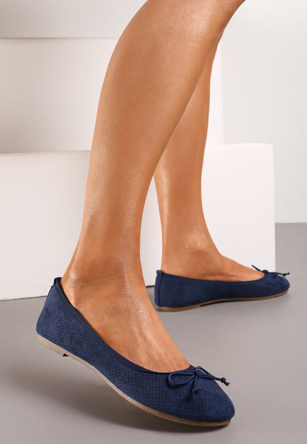 Renee - Granatowe Balerinki Sthugnaela. Okazja: na co dzień. Zapięcie: bez zapięcia. Kolor: niebieski. Wzór: aplikacja. Obcas: na płaskiej podeszwie. Styl: casual, elegancki