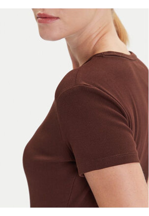 Tommy Jeans T-Shirt Essential DW0DW17383 Brązowy Slim Fit. Kolor: brązowy. Materiał: bawełna