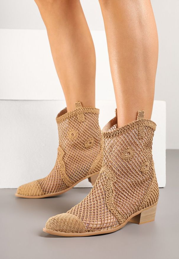 Renee - Ciemnobeżowe Botki Kowbojki na Stożku ze Skórzaną Wkładką i Siateczkową Cholewką Frolozi. Okazja: na co dzień. Kolor: beżowy. Materiał: skóra. Szerokość cholewki: normalna. Obcas: na stożku. Styl: elegancki, casual. Wysokość obcasa: średni