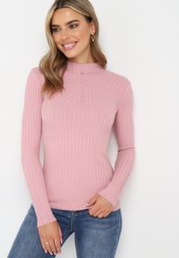 Born2be - Różowy Dopasowany Sweter Golf z Ozdobnymi Guzikami Oppanla. Typ kołnierza: golf. Kolor: różowy. Materiał: tkanina, dzianina. Długość rękawa: długi rękaw. Długość: długie. Wzór: aplikacja #5