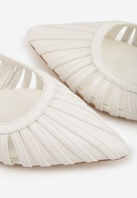 Born2be - Białe Sandały na Płaskiej Podeszwie Ozdobione Wycięciami Auraly. Okazja: na co dzień. Zapięcie: sprzączka. Kolor: biały. Materiał: jeans. Wzór: aplikacja. Obcas: na płaskiej podeszwie. Styl: casual, elegancki #6