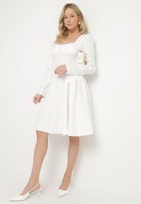 Born2be - Biała Rozkloszowana Sukienka z Usztywnianymi Miseczkami Tillimara. Kolor: biały. Typ sukienki: dopasowane #2