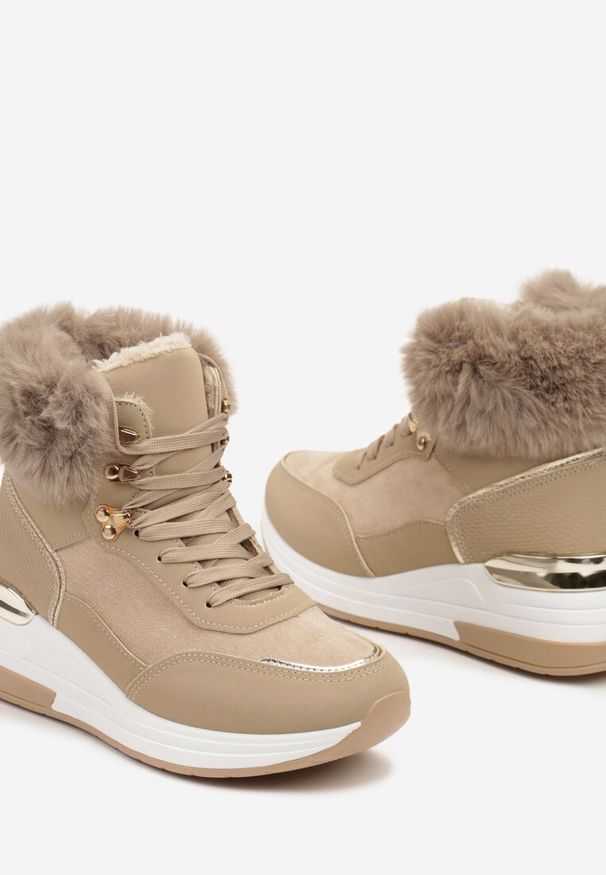 Renee - Ciemnobeżowe Futerkowe Sneakersy na Koturnie z Metalicznymi Wstawkami Kaithrin. Kolor: beżowy. Materiał: dzianina. Obcas: na koturnie. Wysokość obcasa: średni