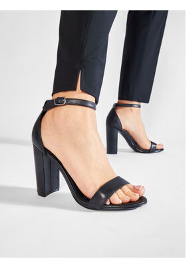 Steve Madden Sandały Carrson SM11000008-03001-017 Czarny. Kolor: czarny. Materiał: skóra