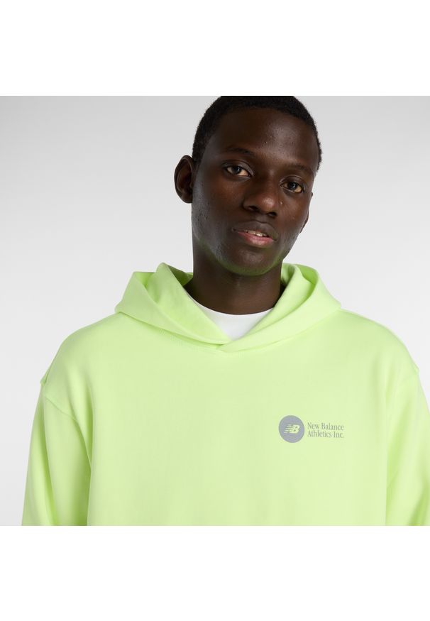 Bluza męska New Balance MT61M4JOAFG – zielona. Typ kołnierza: kaptur. Kolor: zielony. Materiał: bawełna, prążkowany. Wzór: aplikacja