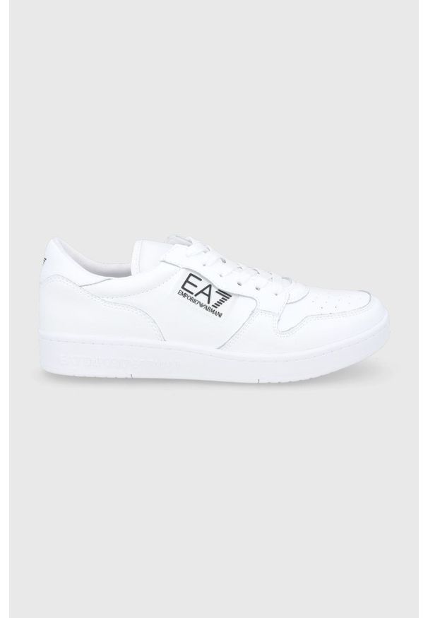 EA7 Emporio Armani Buty kolor biały na płaskiej podeszwie. Nosek buta: okrągły. Zapięcie: sznurówki. Kolor: biały. Materiał: guma. Obcas: na płaskiej podeszwie