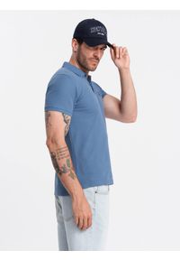 Ombre Clothing - Jednokolorowa koszulka polo męska BASIC z dzianiny pique - niebieska V16 - Rozmiar: S. Okazja: na co dzień. Typ kołnierza: polo. Kolor: niebieski. Materiał: dzianina. Wzór: haft, aplikacja, jednolity. Styl: sportowy, wizytowy, casual #10