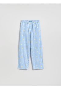 Reserved - Spodnie w paski - jasnoniebieski. Kolor: niebieski. Materiał: bawełna. Wzór: paski #1