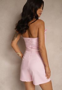 Renee - Różowy Kombinezon Bandeau z Paskiem z Klamrą Zdobiony Zakładkami Silianea. Okazja: na co dzień. Kolor: różowy. Materiał: jeans. Długość rękawa: bez rękawów. Wzór: aplikacja. Styl: klasyczny, casual #4