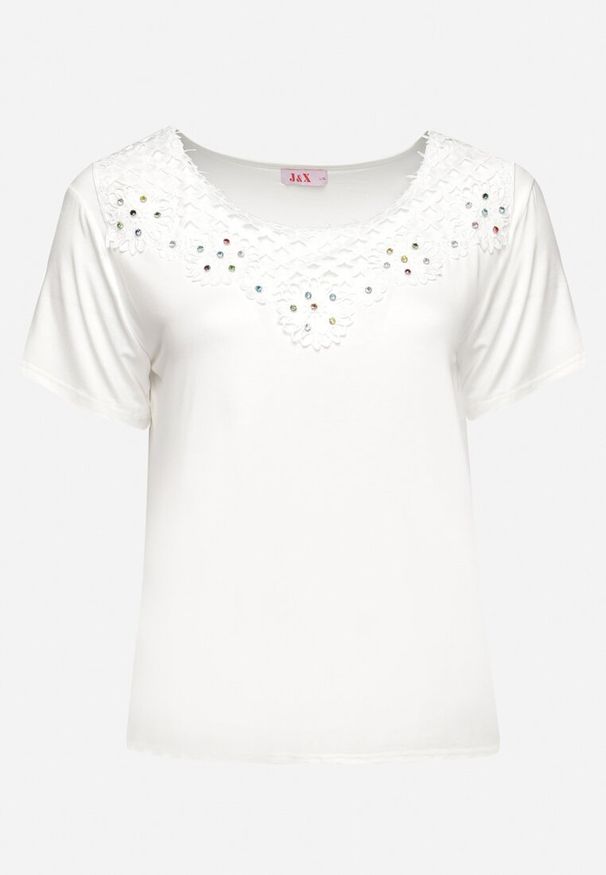 Born2be - Biała Bluzka z Krótkim Rękawem z Koronką Przy Dekolcie i Ozdobnymi Cyrkoniami Rissamara. Okazja: na co dzień. Kolekcja: plus size. Kolor: biały. Materiał: koronka. Długość rękawa: krótki rękaw. Długość: krótkie. Wzór: koronka. Styl: elegancki, casual