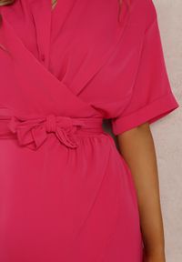 Renee - Fuksjowa Sukienka Aesades. Kolor: różowy. Długość rękawa: krótki rękaw. Typ sukienki: koszulowe, kopertowe. Długość: mini #5
