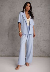 Renee - Jasnoniebieski Komplet Garniturowy Marynarka z Krótkim Rękawem i Spodnie Wide Leg Coramara. Kolor: niebieski. Wzór: aplikacja #5