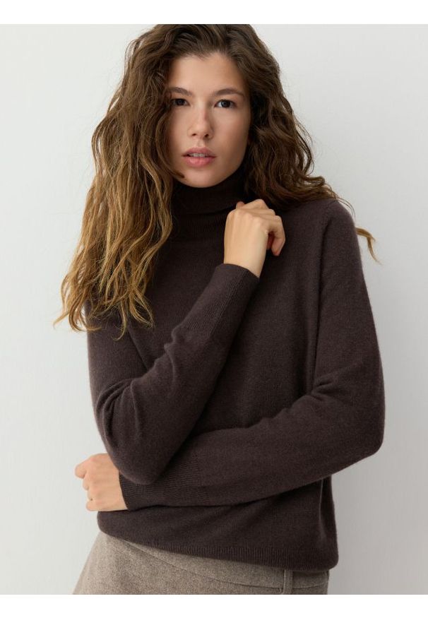 Reserved - Wełniany golf z dodatkiem kaszmiru - ciemnobrązowy. Typ kołnierza: golf. Kolor: brązowy. Materiał: wełna, kaszmir