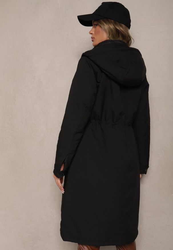 Renee - Czarna Długa Kurtka z Kieszeniami i Kapturem Podkreślająca Talię Tarindela. Okazja: na spacer. Kolor: czarny. Materiał: jeans. Długość: długie. Styl: elegancki