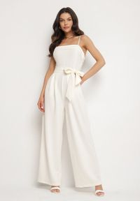 Born2be - Jasnobeżowy Kombinezon Ozdobiony Paskiem z Szerokimi Nogawkami Deolise. Kolor: beżowy. Długość rękawa: na ramiączkach. Wzór: aplikacja. Styl: elegancki #1
