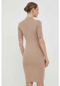 Guess sukienka kolor beżowy mini dopasowana. Kolor: beżowy. Materiał: dzianina. Długość rękawa: krótki rękaw. Wzór: gładki. Typ sukienki: dopasowane. Długość: mini #5