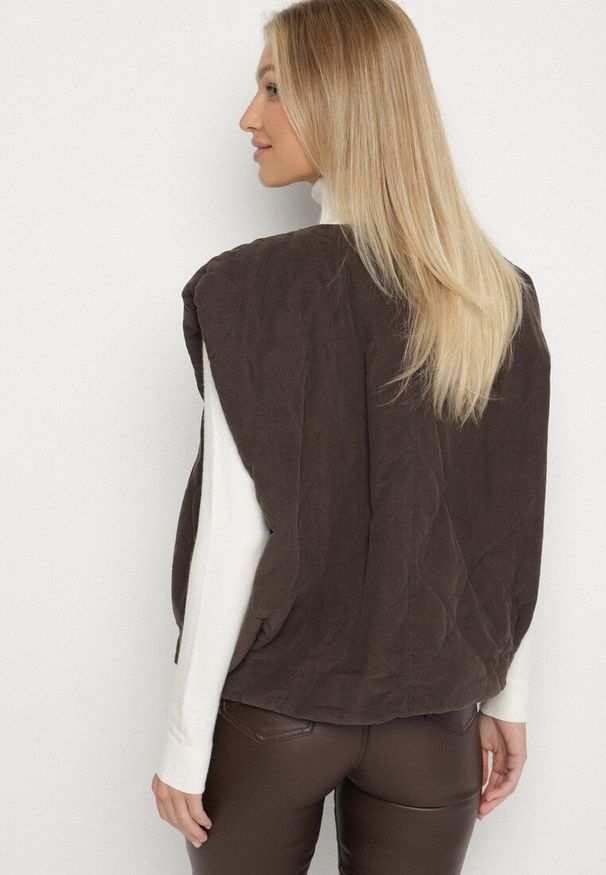 Born2be - Brązowa Niezapinana Kamizelka z Bawełnianego Sztruksu Tilanovia. Okazja: na co dzień. Kolor: brązowy. Materiał: sztruks, bawełna. Styl: casual, elegancki