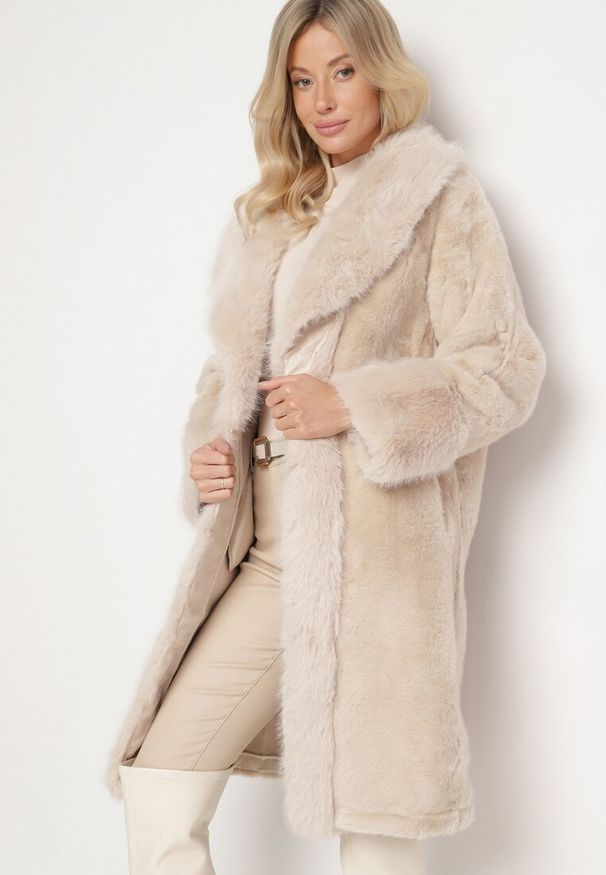 Born2be - Beżowa Długa Kurtka Futro z Wiskozą i Wsuwanymi Kieszeniami Ninnelira. Okazja: na spacer. Kolor: beżowy. Materiał: futro, wiskoza. Długość: długie. Sezon: jesień. Styl: wizytowy, elegancki