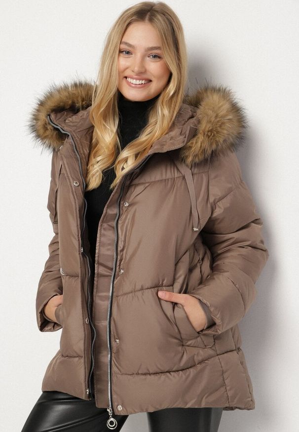 Born2be - Brązowa Kurtka z Pikowanymi Przeszyciami i Kapturem z Futerkiem Anavite. Okazja: na co dzień, na spacer. Kolekcja: plus size. Kolor: brązowy. Materiał: futro. Styl: casual