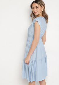 Born2be - Jasnoniebieska Wiskozowa Sukienka o Rozkloszowanym Kroju Lizena. Okazja: na co dzień, na imprezę. Kolor: niebieski. Materiał: wiskoza. Typ sukienki: rozkloszowane. Styl: elegancki, casual #5