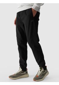 4f - 4F Spodnie casual joggery męskie - czarne M. Okazja: na co dzień. Kolor: czarny. Materiał: tkanina, materiał, bawełna, elastan. Wzór: jednolity. Styl: casual