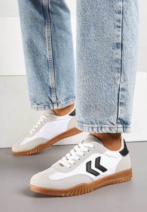 Renee - Białe Sneakersy Typu Kultowe Tenisówki Zdobione Przeszyciami Naporae. Okazja: na co dzień. Kolor: biały. Materiał: jeans. Szerokość cholewki: normalna. Wzór: aplikacja. Obcas: na płaskiej podeszwie