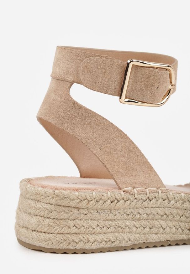 Renee - Ciemnobeżowe Sandały VICES na Plecionej Platformie z Paskiem Wokół Kostki Daphelsa. Zapięcie: pasek. Kolor: beżowy. Materiał: len. Sezon: lato. Obcas: na platformie