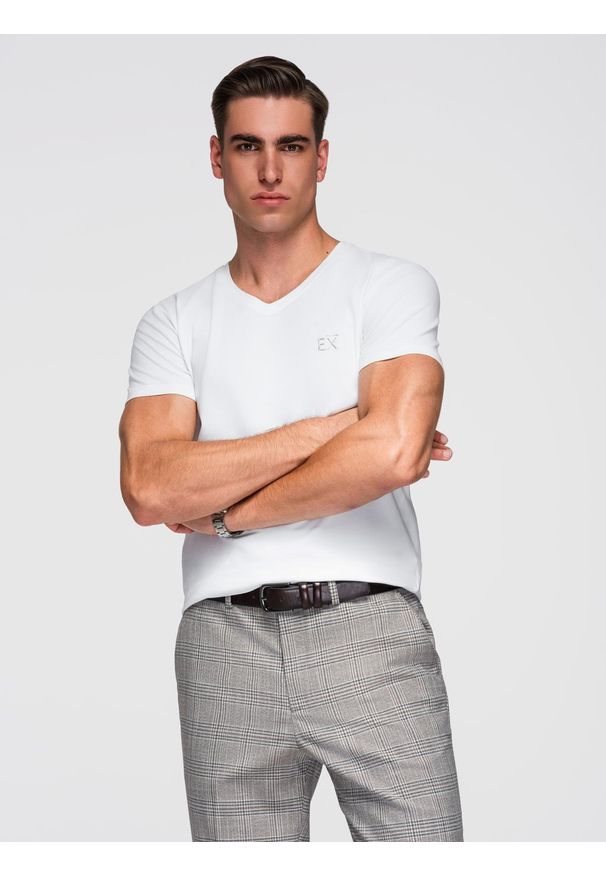 Ombre Clothing - Męski t-shirt V-neck SLIM FIT z elastanem i printem – biały V2. Okazja: na co dzień. Typ kołnierza: dekolt w serek. Kolor: biały. Materiał: elastan. Wzór: nadruk. Styl: casual