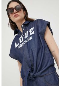 Love Moschino koszula bawełniana damska kolor granatowy relaxed z kołnierzykiem klasycznym. Typ kołnierza: kołnierzyk klasyczny. Kolor: niebieski. Materiał: bawełna. Wzór: aplikacja. Styl: klasyczny #1