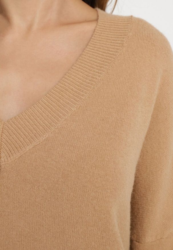 Born2be - Ciemnobeżowy Sweter z Dekoltem w V z Domieszką Kaszmiru Mariara. Okazja: na co dzień. Typ kołnierza: dekolt w kształcie V. Kolor: beżowy. Materiał: kaszmir. Wzór: bez wzorów. Styl: casual