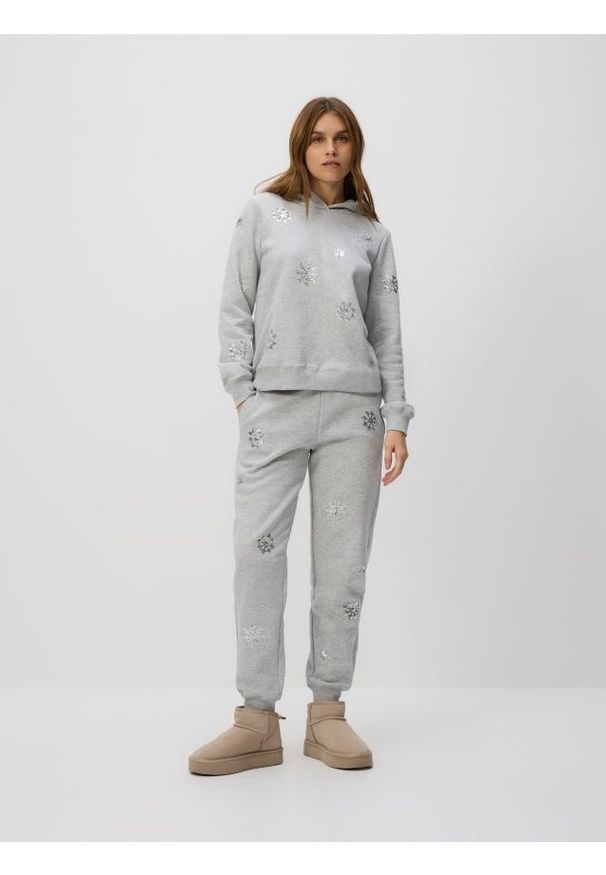 Reserved - Spodnie dresowe z aplikacjami - ciemnoszary. Kolor: szary. Materiał: dresówka. Wzór: aplikacja