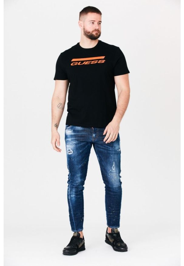 Guess - GUESS Czarny t-shirt męski z pomarańczowym logo. Kolor: czarny