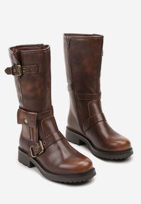 Renee - Brązowe Botki Biker Boots Zdobione Klamerkami i Kieszonką Nalinnea. Okazja: na imprezę, na co dzień. Kolor: brązowy. Materiał: jeans, skóra. Wzór: aplikacja. Styl: elegancki, casual, rockowy #7