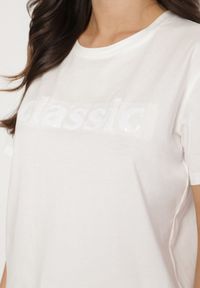 Born2be - Biały T-shirt z Bawełny z Aplikacją z Cyrkoniami Deraine. Okazja: na co dzień. Kolor: biały. Materiał: bawełna. Wzór: aplikacja. Styl: klasyczny, elegancki, casual