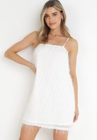 Born2be - Biała Sukienka Mini z Cienkimi Frędzlami i Kwadratowym Dekoltem Lockia. Typ kołnierza: dekolt kwadratowy. Kolor: biały. Długość rękawa: na ramiączkach. Długość: mini #6