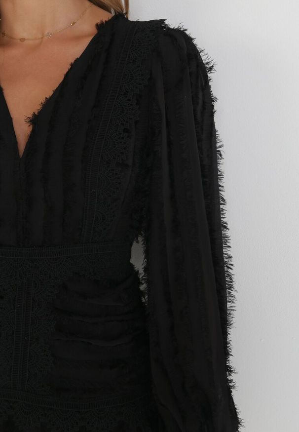 Born2be - Czarna Rozkloszowana Sukienka z Koronką i Wystrzępieniem Jenika. Kolor: czarny. Materiał: koronka. Wzór: koronka. Styl: elegancki