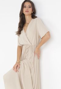 Born2be - Beżowa Sukienka Plisowana Maxi z Wiązanym Paskiem Dianiza. Kolor: beżowy. Materiał: materiał. Długość: maxi #3