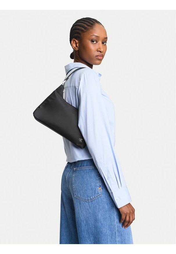 Calvin Klein Jeans Torebka Satin Nylon Small Shoulder Bag LV04K3219G Czarny. Kolor: czarny