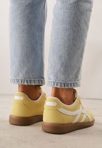 Renee - Żółte Sneakersy w Stylu Tenisówek Ozdobione Geometrycznymi Paskami Zitora. Okazja: na co dzień. Zapięcie: pasek. Kolor: żółty. Wzór: geometria, aplikacja #5