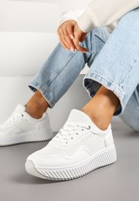 Renee - Białe Sneakersy na Tłoczonej Platformie Wilaria. Okazja: na co dzień. Kolor: biały. Materiał: jeans. Obcas: na platformie