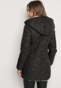 Born2be - Czarno-Beżowa Pikowana Kurtka Dwustronna z Kapturem i Futerkiem Rinaresa. Okazja: na co dzień. Typ kołnierza: kaptur. Kolor: czarny. Materiał: futro. Styl: casual, elegancki #6